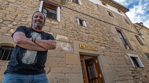 Josu Sánchez frente al albergue que regenta en Sansol, el tercero ahora mismo en funcionamiento en el pueblo Josu Sánchez frente al albergue que regenta en Sansol, el tercero ahora mismo en funcionamiento en el pueblo