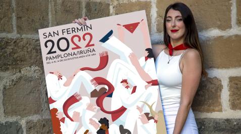 Olaia Merino posa con el diseño que le convirtió en la ganadora del concurso de carteles de San Fermín de 2022 Olaia Merino posa con el diseño que le convirtió en la ganadora del concurso de carteles de San Fermín de 2022