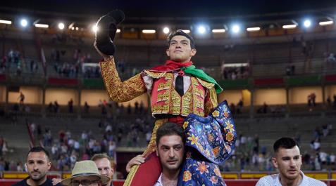 El novillero mexicano Isaac Fonseca sale a hombros de la plaza de toros de Pamplona tras cortar cuatro orejas a sus dos astados El novillero mexicano Isaac Fonseca sale a hombros de la plaza de toros de Pamplona tras cortar cuatro orejas a sus dos astados
