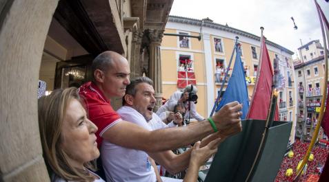 Juan Carlos Unzué ha vivido feliz y emocionado el momento del lanzamiento del chupinazo, acompañado en el balcón por su mujer, María Elorza.