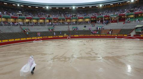 Lluvia en la plaza de Toros de Pamplona La corrida de toros del día 8 de 2019 fue suspendida por las fuertes tormentas