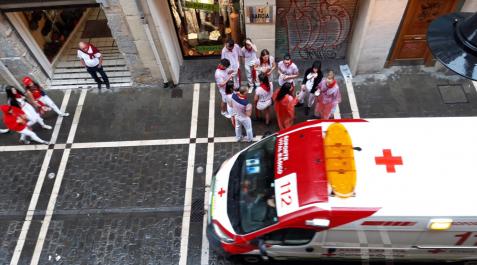 Atenciones de Cruz Roja durante el Chupinazo Una atención de Cruz Roja durante el Chupinazo