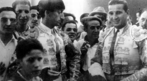 1943. 7 de julio. ‘Manolete’ fue testigo de la alternativa en Pamplona del probablemente diestro navarro más laureado. Su nombre, Julián Marín 1943. 7 de julio. ‘Manolete’ fue testigo de la alternativa en Pamplona del probablemente diestro navarro más laureado. Su nombre, Julián Marín