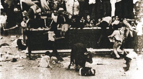 1975. 9 de julio. 'Navarrico' asestó tres cornadas a Gregorio Górriz Sarasa cunado intentaba zafarse de la presión de un montón en el acceso al ruedo 1975. 9 de julio. 'Navarrico' asestó tres cornadas a Gregorio Górriz Sarasa cunado intentaba zafarse de la presión de un montón en el acceso al ruedo