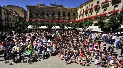 Participantes del acto celebrado en la plaza de Navarra de Tafalla Participantes del acto celebrado en la plaza de Navarra de Tafalla