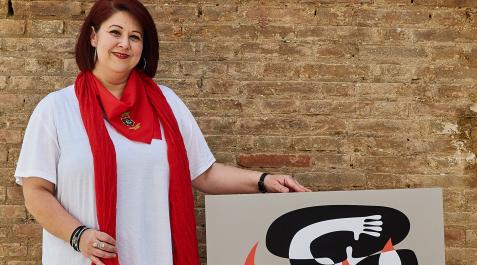 Vestida de blanco y rojo en su Valencia natal, con su propuesta creativa para anunciar las fiestas, Alicia Thibaut Tadeo Vestida de blanco y rojo en su Valencia natal, con su propuesta creativa para anunciar las fiestas, Alicia Thibaut Tadeo