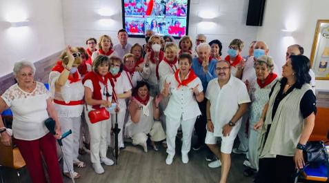 Los miembros del Hogar Navarro de Zaragoza ven la transmisión del chupinazo de Pamplona Los miembros del Hogar Navarro de Zaragoza ven la transmisión del chupinazo de Pamplona