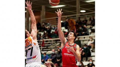 Pablo Yárnoz durante un partido con el ENERparking Basket Navarra esta temporada