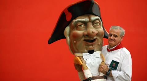Juantxo Montoya posa en el local de la Comparsa de Gigantes y Cabezudos antes de su penúltima salida con el kiliki