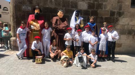 Los Gaiteros de Estella, con algunos de sus alumnos junto a las dos nuevas figuras y el resto de la comparsa Los Gaiteros de Estella, con algunos de sus alumnos junto a las dos nuevas figuras y el resto de la comparsa
