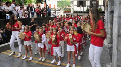 Tras el chupinazo, comenzó la kalejira con el grupo de trikitixas que recorrió las calles del pueblo Tras el chupinazo, comenzó la kalejira con el grupo de trikitixas que recorrió las calles del pueblo