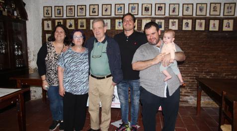 POPULAR Luis Salcedo, con su familia y el presidente de la peña Ciudad Deportiva Íñigo Iturre -segundo por la derecha-.
