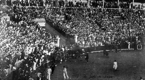 Montón de corredores que se produjo el 7 de julio de 1922, el día de la inauguración de la plaza que este jueves cumple un siglo Montón de corredores que se produjo el 7 de julio de 1922, el día de la inauguración de la plaza que este jueves cumple un siglo