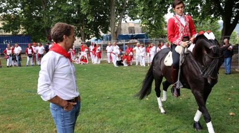 El debutante Guillermo Hermoso de Mendoza calienta con un caballo en el exterior de la plaza bajo la atenta mirada de su padre Pablo El debutante Guillermo Hermoso de Mendoza calienta con un caballo en el exterior de la plaza bajo la atenta mirada de su padre Pablo