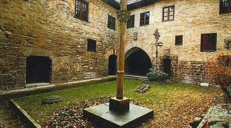 2020-2096493.JPG (35181203) Patio interior de la sede de la Cámara de Comptos, situada en la calle Ansoleaga de Pamplona