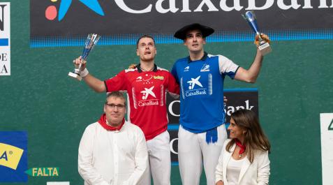 Joseba Ezkurdia, campeón del Cuatro y Medio de San Fermín, junto a Unai Laso