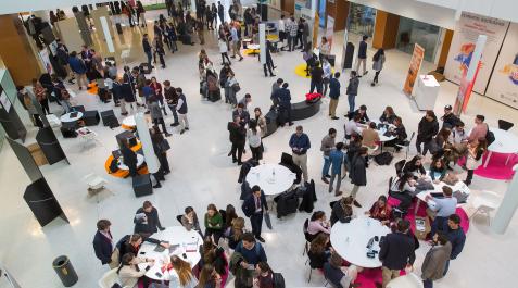 Estudiantes y empleadores en una jornada de empleo en la UN