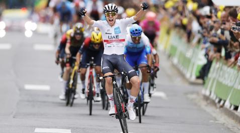 El eslovenoTadej Pogacar entra en la línea de meta tras ganar unos metros a sus rivales en la sexta etapa del Tour