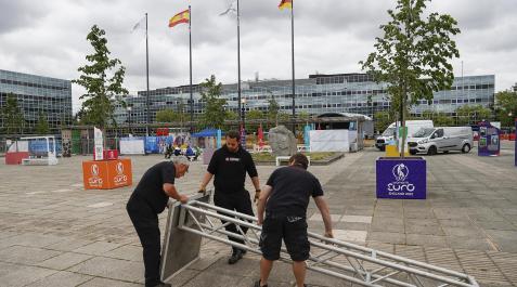 Operarios montan la fan zone de España de cara al estreno de la selección española femenina en la Eurocopa