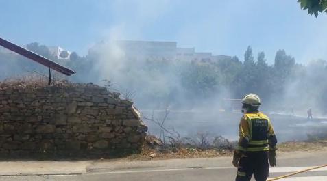 Incendio en Burlada, junto al Tanatorio Irache El fuego se ha originado campo de cereal junto al cementerio de Burlada