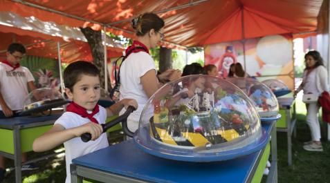 zona infantil san fermín Las pruebas de equilibrio en el laberinto de bolas son muy solicitadas entre los niños que acuden a la zona de “Menudas fiestas”