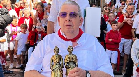 Viguiristi Jesús Mari Viguiristi con lsa réplicas de los gigantes tras el homenaje en la Plaza Consistorial