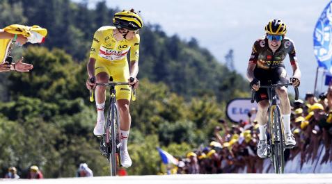 TourV El esloveno Tadej Pogacar (izda.) mira a Jonas Vingegaard (dcha.) tras arrebatarle la victoria en la meta de La Super Planche des Belles Filles