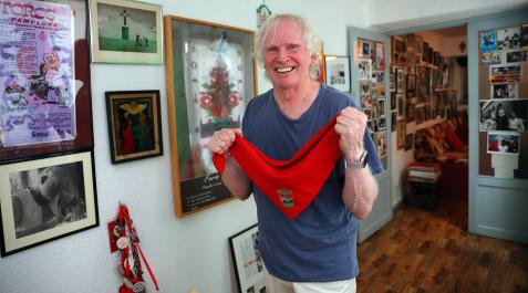 larry belcher Larry Belcher, el 8 de junio pasado en la casa pamplonesa de Joe Distler, otro habitual en Sanfermines. La vivienda es una especie de santuario o museo sanferminero
