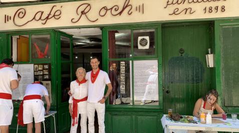 roch familia Mari Carmen Andrés Lallana y su hijo, Iñaki Valle, en la puerta del Café Roch durante la recogida de firmas