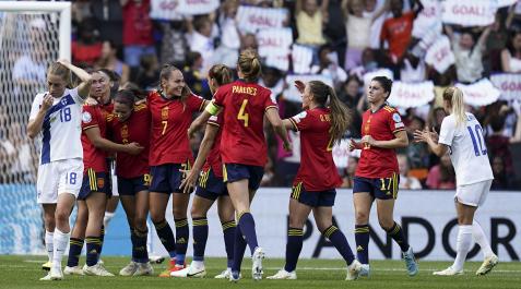 Las españolas celebran uno de los tantos anotados contra Finlandia en el estreno en la Eurocopa 2022