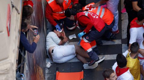 Servicios sanitarios atienden a un herido en el encierro Servicios sanitarios atienden a un herido en el encierro
