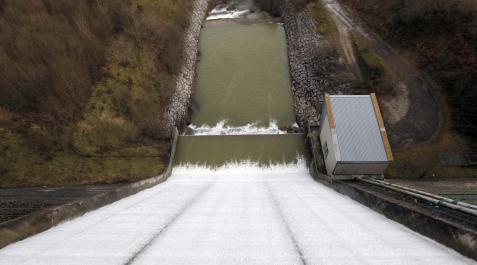 La lámina de agua que fluye por la presa en el embalse de Urdalur La lámina de agua que fluye por la presa en el embalse de Urdalur