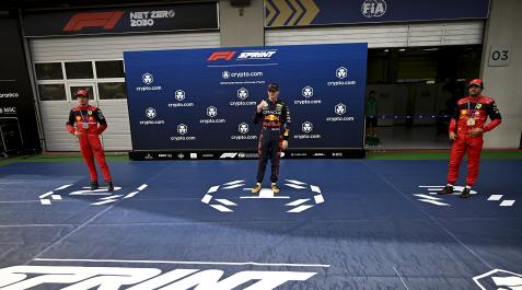 F1Austria De izda. a dcha. Charles Leclerc, Max Verstappen y Carlos Sainz tras la carrera reducida del GP de Austroa