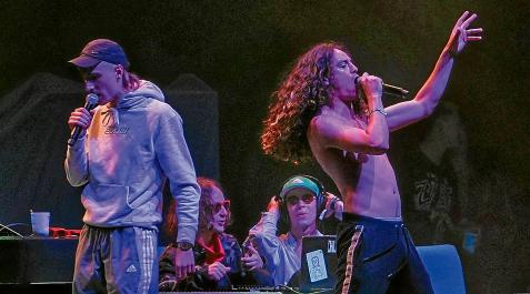 Flako y Ben Yart, de Chill Mafia, en plena actuación Flako y Ben Yart, de Chill Mafia, en plena actuación