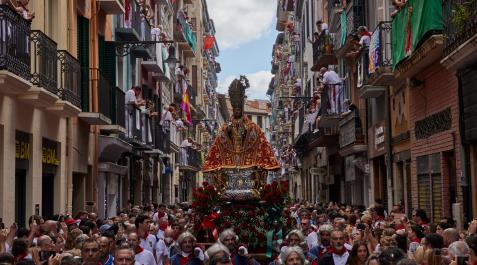 Miles de personas llenaron las calles del Casco Viejo de Pamplona en la procesión de San Fermín Miles de personas llenaron las calles del Casco Viejo de Pamplona en la procesión de San Fermín
