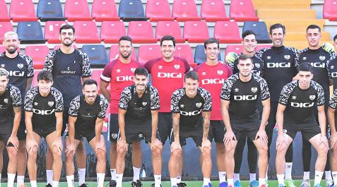 Iñigo Pérez Iñigo Pérez, en la fila superior el quinto por la derecha, será el segundo entrenador del Rayo Vallecano