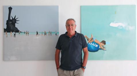 ñaki Pardos posa junto a dos obras de la exposición Mix celánea, unas pinturas en las que el artista recurre a la playa y los bañistas como tema principal. ñaki Pardos posa junto a dos obras de la exposición Mix celánea, unas pinturas en las que el artista recurre a la playa y los bañistas como tema principal.