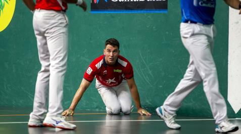 Ander Imaz en el suelo tras un tanto del partido
