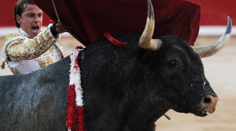 El diestro Javier Cortés da un pase a uno de los toros de la tarde