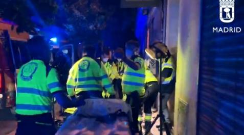 Agresión con arma blanca en Madrid Efectivos de emergencias atienden al herido