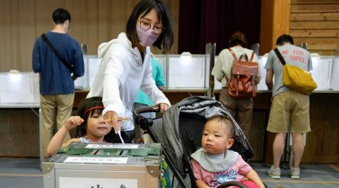 Una mujer, votando en Tokyo Una mujer, votando en Tokyo