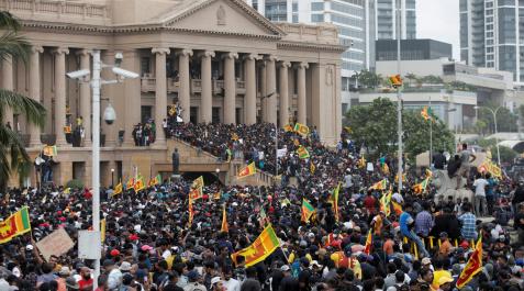 Los manifestantes, ante la Secretaría Presidencial, en Colombo Los manifestantes, ante la Secretaría Presidencial, en Colombo