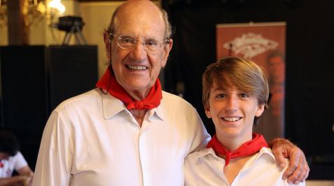 Miguel Canalejo Larrainzar junto a su nieto Íñigo Chávarri Canalejo. Son los primeros Sanfermines del joven Miguel Canalejo Larrainzar junto a su nieto Íñigo Chávarri Canalejo. Son los primeros Sanfermines del joven