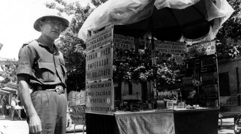 Donan-Pher, el pertinaz vendedor de bolígrafos, con su peculiar vestuario, durante unos Sanfermines de la segunda mitad del siglo XX Donan-Pher, el pertinaz vendedor de bolígrafos, con su peculiar vestuario, durante unos Sanfermines de la segunda mitad del siglo XX