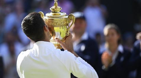 Djokovic Novak Djokovic besa el trofeo tras hacerse con el título de Wimbledodn 2022