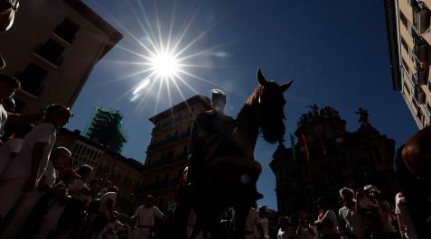 Salida del alguacilillo desde la plaza del ayuntamiento hacia la plaza de toros bajo un sol de justicia Salida del alguacilillo desde la plaza del ayuntamiento hacia la plaza de toros bajo un sol de justicia