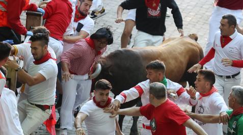 Momentos de tensión vividos en la entrada al callejón en el quinto encierro de San Fermín Quinto encierro de San Fermín 2022: heridos, cogidas y pánico en el callejón