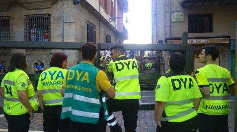 Voluntarios de DYA Navarra, en el recorrido del encierro Voluntarios de DYA Navarra, en el recorrido del encierro