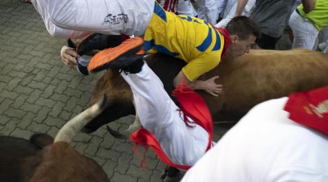 Imagen del corredor valenciano Sergio Rivera, cuando se ha chocado de frente con el toro Imagen del corredor valenciano Sergio Rivera, cuando se ha chocado de frente con el toro