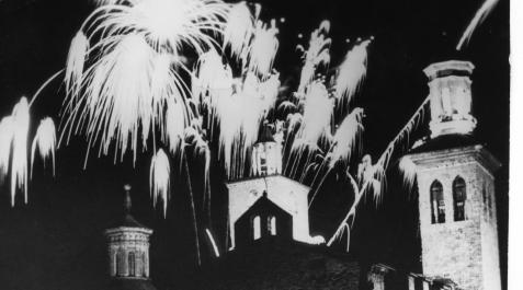 Fuegos artificiales con la silueta de San Cernin de Pamplona Fuegos artificiales con la silueta de San Cernin de Pamplona